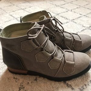 Sorel canvas lace up boots in pebble.